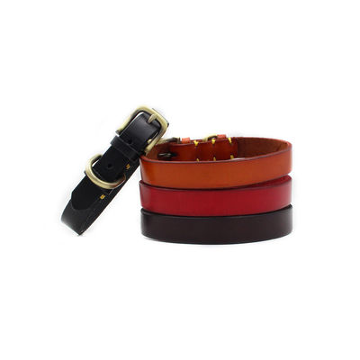 Le matériel piquant fait main d'en cuivre de collier de formation de chien posent d'abord le collier de chien de cuir de collier de peau de vache