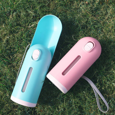 Bleu pliable de rose de distributeur de bouteille d'eau de chien