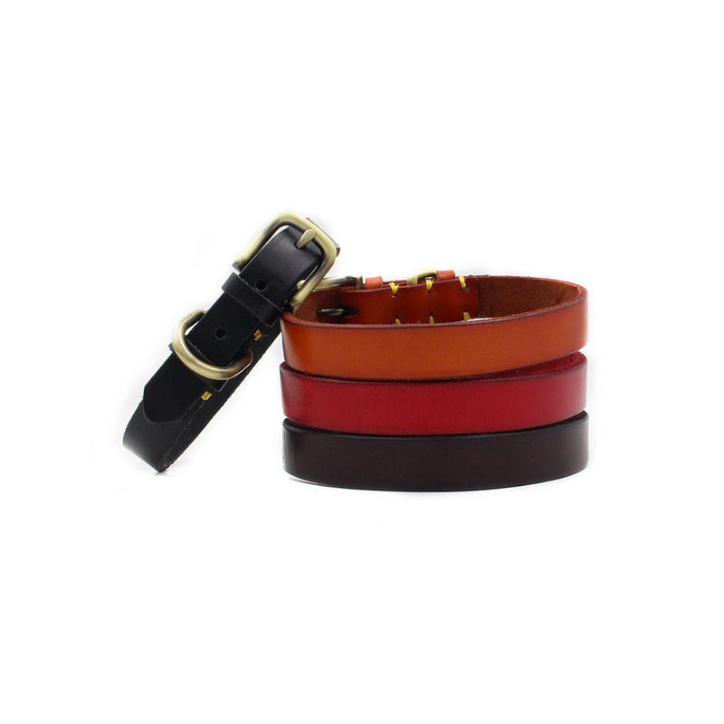 Le matériel piquant fait main d'en cuivre de collier de formation de chien posent d'abord le collier de chien de cuir de collier de peau de vache