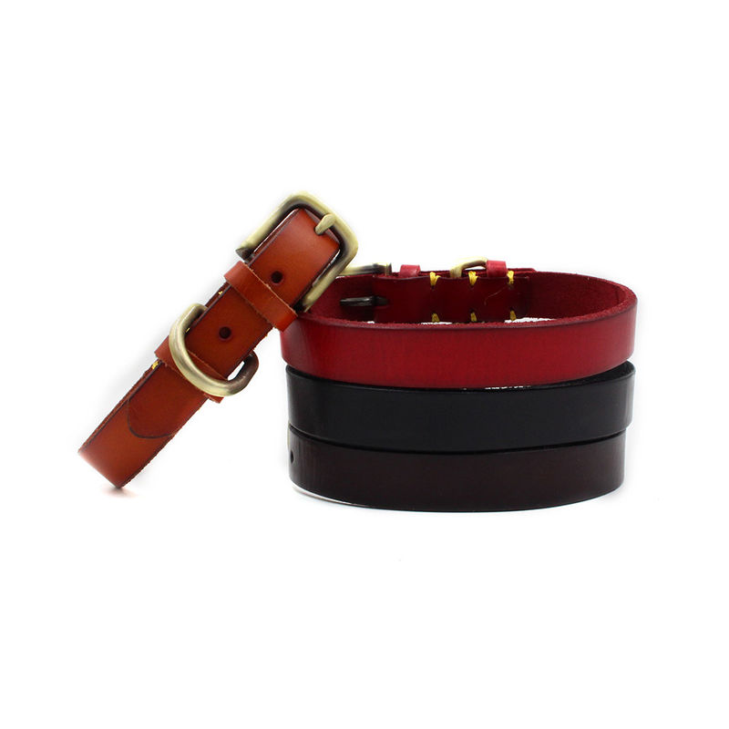 Le matériel piquant fait main d'en cuivre de collier de formation de chien posent d'abord le collier de chien de cuir de collier de peau de vache