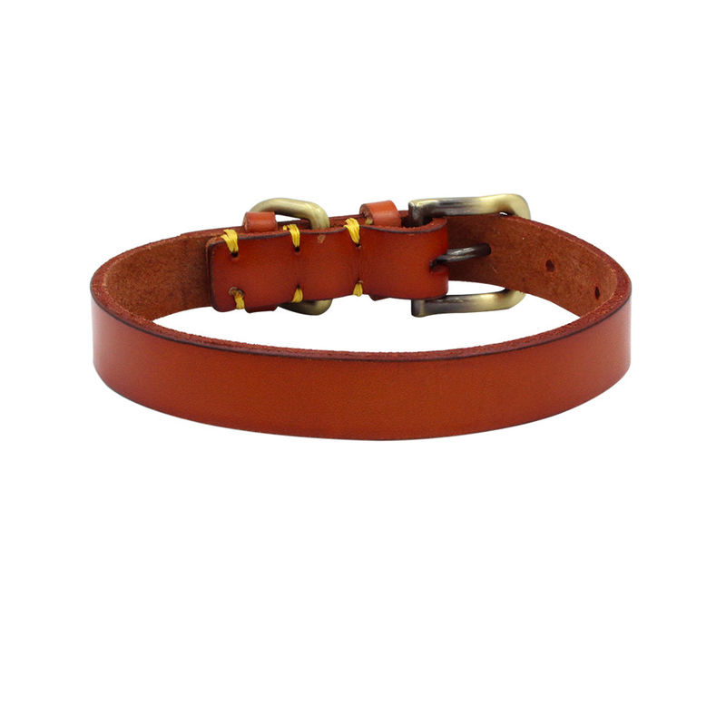 Le matériel piquant fait main d'en cuivre de collier de formation de chien posent d'abord le collier de chien de cuir de collier de peau de vache