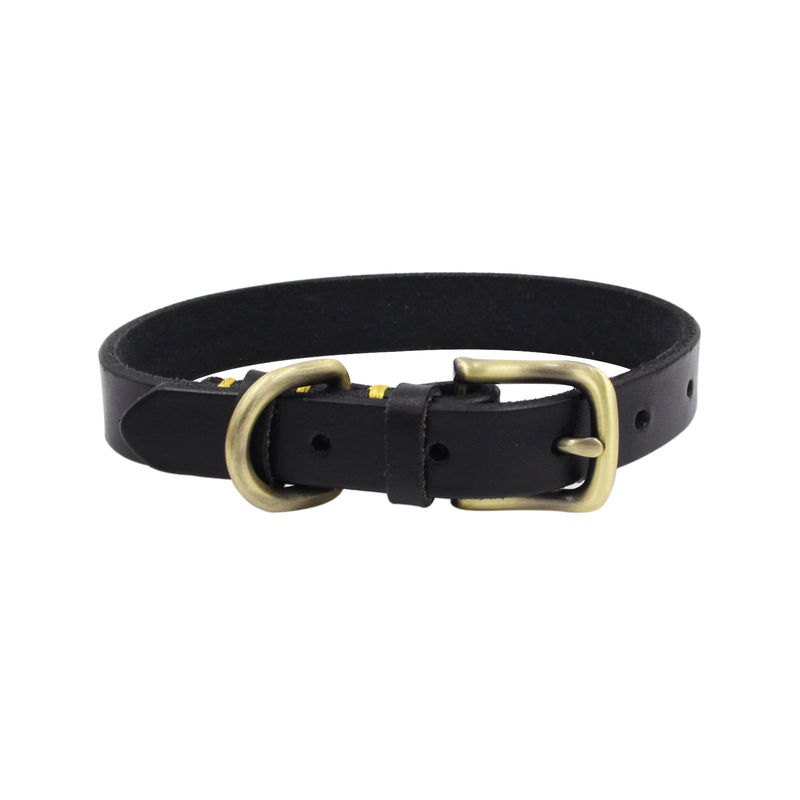 Le matériel piquant fait main d'en cuivre de collier de formation de chien posent d'abord le collier de chien de cuir de collier de peau de vache