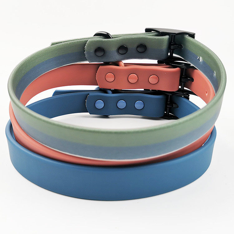 L'ensemble en cuir mol durable exclusif de collier et de laisse de chien de PVC a enduit imperméable